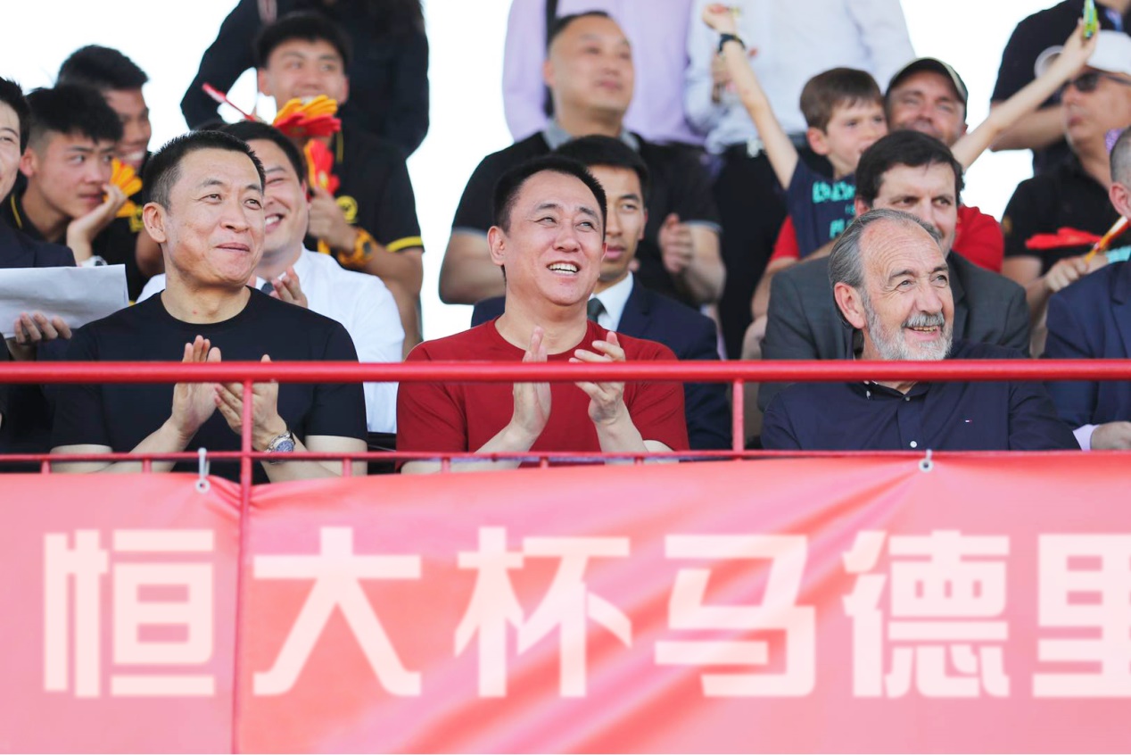 许家印对国足贡献,许家印和里皮拥抱