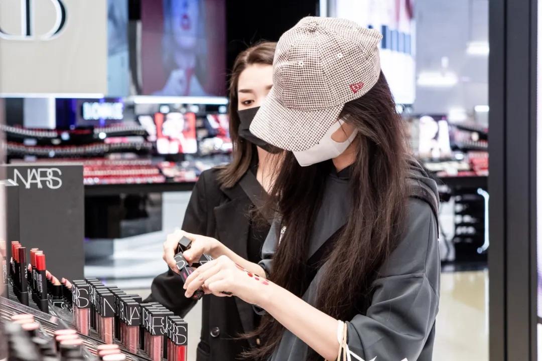 刷爆全网的美妆店空降天津了，到处都是人，大批现场照片被曝光