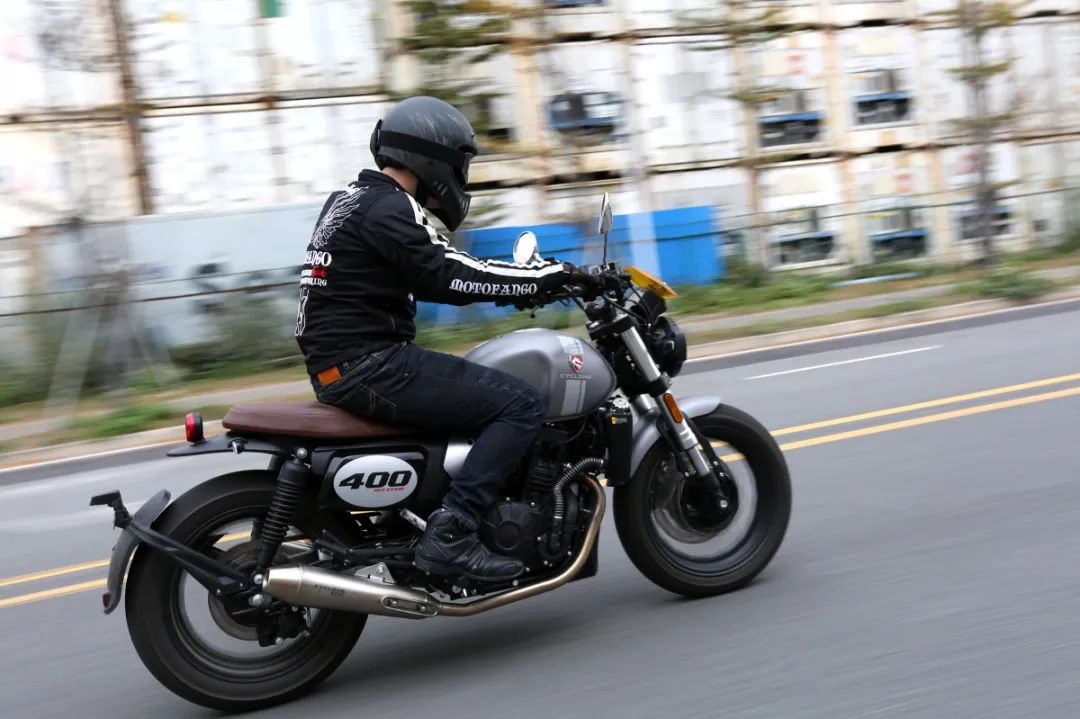 中量级双缸复古赛科龙re3试驾,宗申赛科龙re3双缸400复古摩托