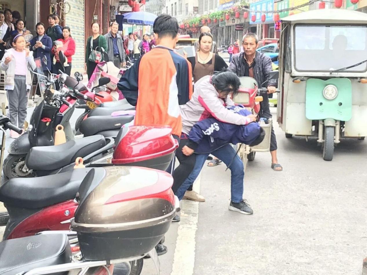 成年儿子打骂母亲该怎么办,成年子女打骂父母怎么判刑