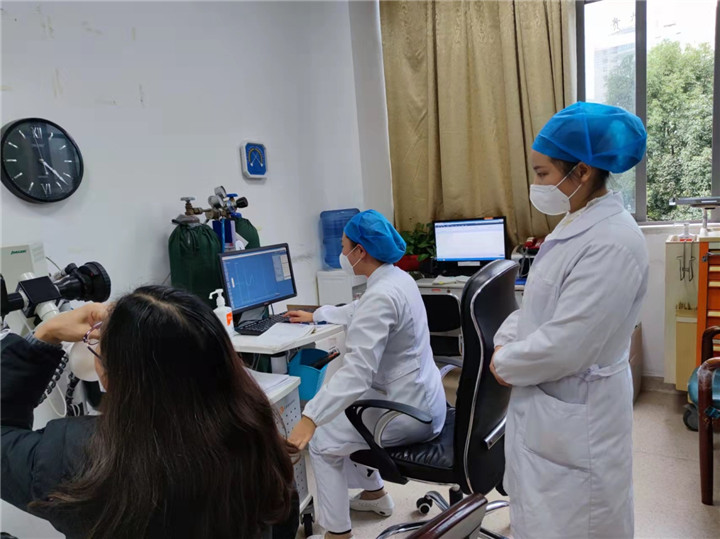 贵州护士“魔性”指导患者做肺功能检查，可爱又敬业