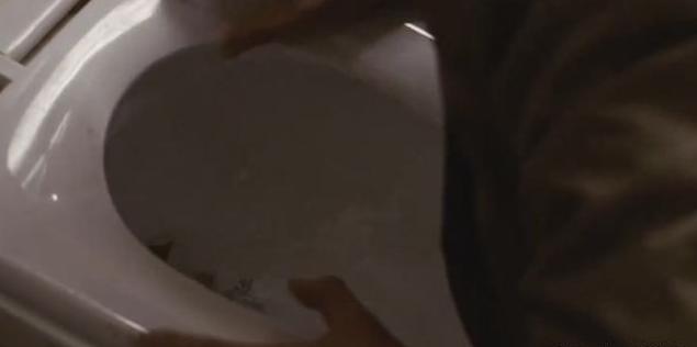 女子被奇怪物种侵入,女子被不明怪物侵袭