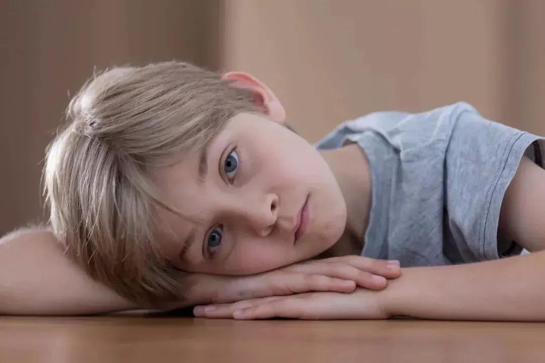 以爱为囚笼管控孩子,殊不知正在毁掉他的人生