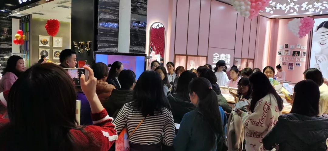 金鑫珠宝郑州永和铂爵店亮相,引数百名跑男排队代购