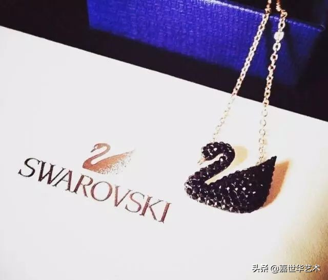施华洛世奇是属于什么饰品,施华洛世奇是水晶还是莫桑钻