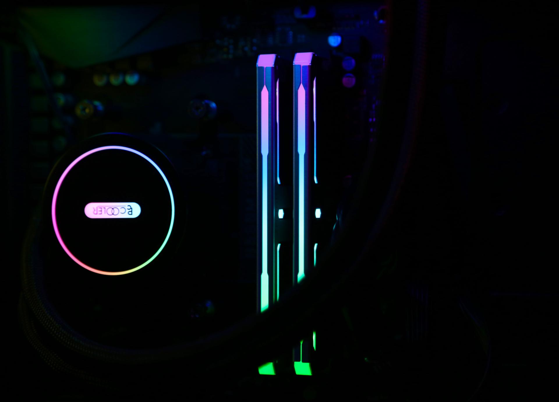 为刚踏入社会的小兄弟，配了一台高颜值散热好的FLUX平台主机