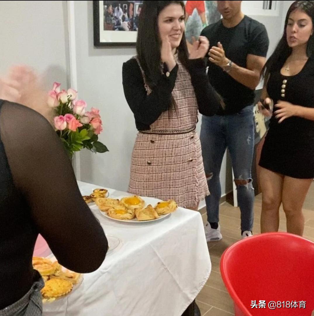 c罗有多宠乔治娜满眼都是爱,c罗回豪宅完整视频