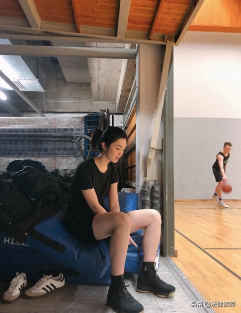 一个反击猥琐男同学的女孩，与她清新的勇气