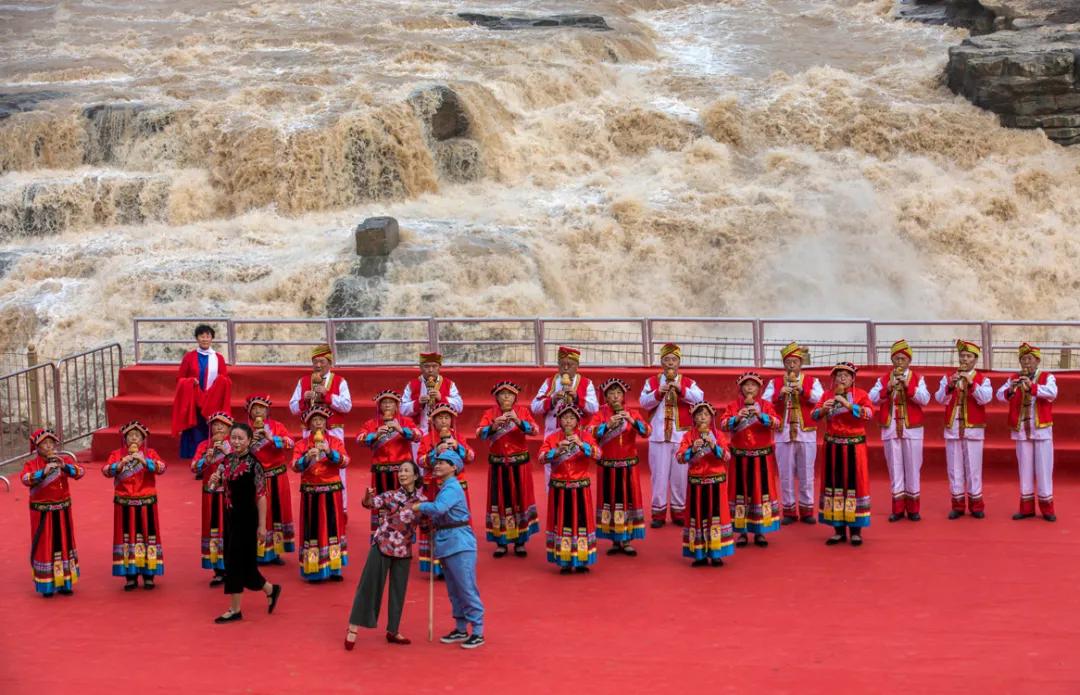 保卫黄河壶口现场版,保卫黄河合唱视频壶口