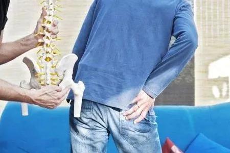 腰部脊椎疼是强直嘛,腰部强直是什么引起的