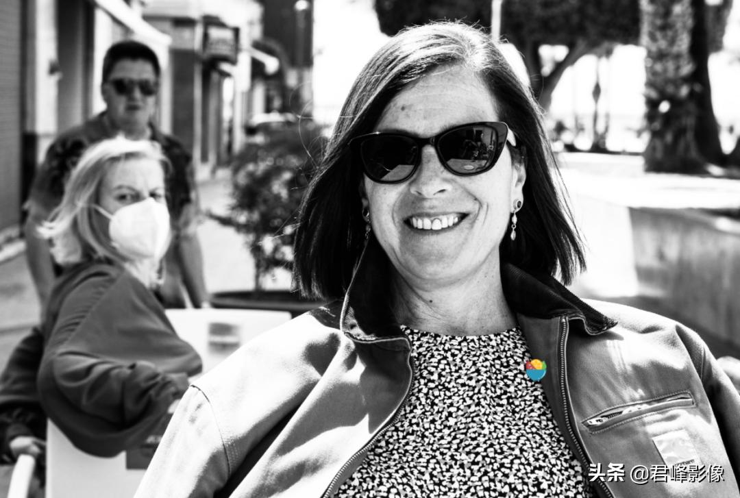 35mm和50mm哪个拍人像好,35mm拍人像广角