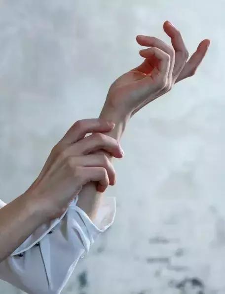 往脚上涂花露水会怎么样,花露水喷脚上有什么用