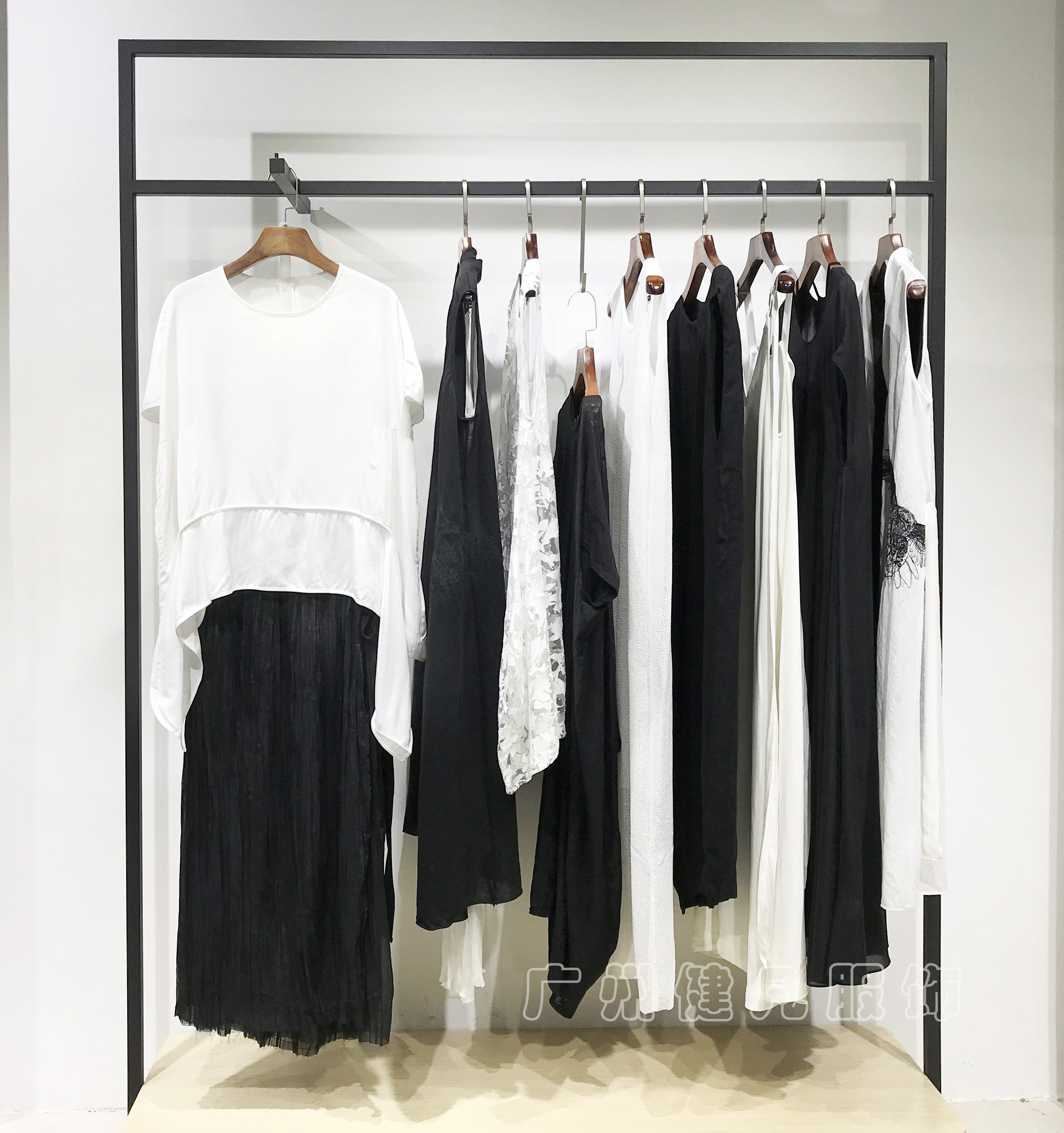 品牌女装折扣女装加盟,女装品牌加盟实体店零库存中高档