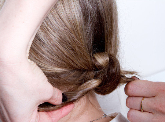 头发变细油腻脱发怎么回事,头发变黄变细脱发是什么原因