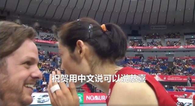 女排3：0取胜！朱婷1温馨举动，彰显出国际范儿，获得掌声一片