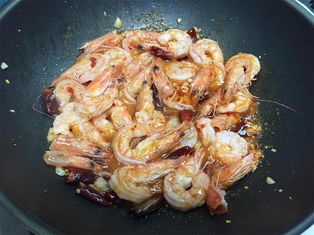 酸辣柠檬虾做法简单味道真不错,柠檬酸辣虾简单做法