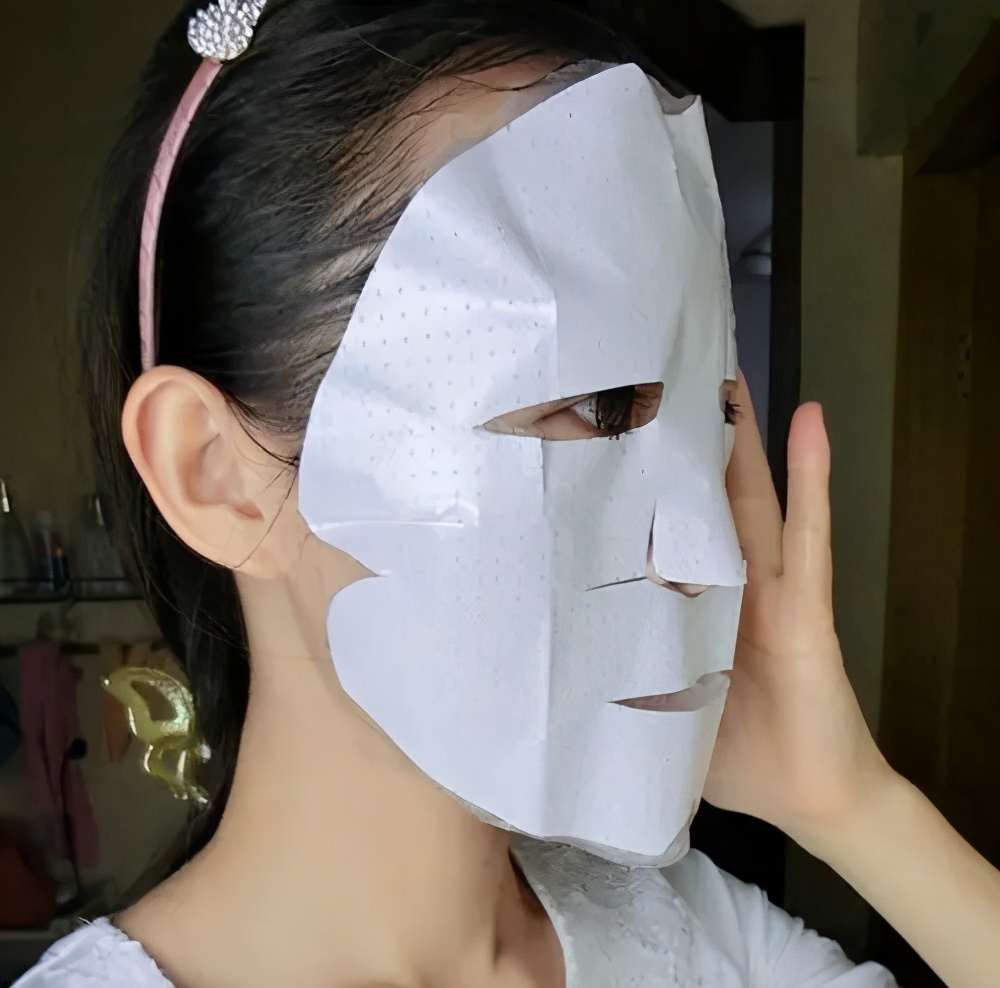 面膜塑料纸需要敷在脸上还是撕掉,面膜上的塑料纸要不要拿掉