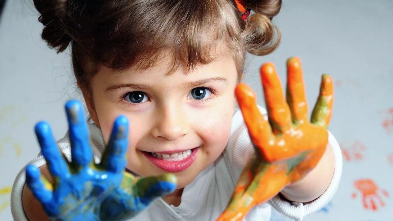 萌娃在爸爸身上画画原著,4岁萌娃在爸爸背上画画