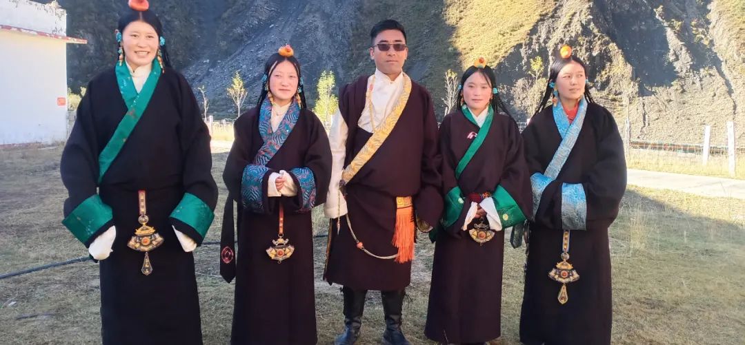 《白玉藏绣传承人扎西色郎》