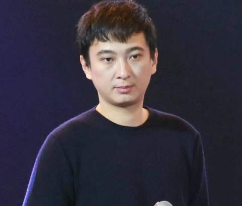 王思聪新恋情被曝,王思聪疑与女伴穿情侣装