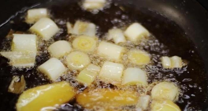 炸鱼剩下的油怎么处理,炸鱼炸虾剩下可以怎么做