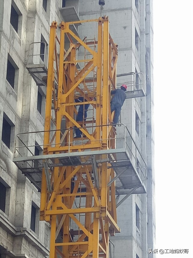 一个塔吊一年赚多少钱,一个塔吊多少工人