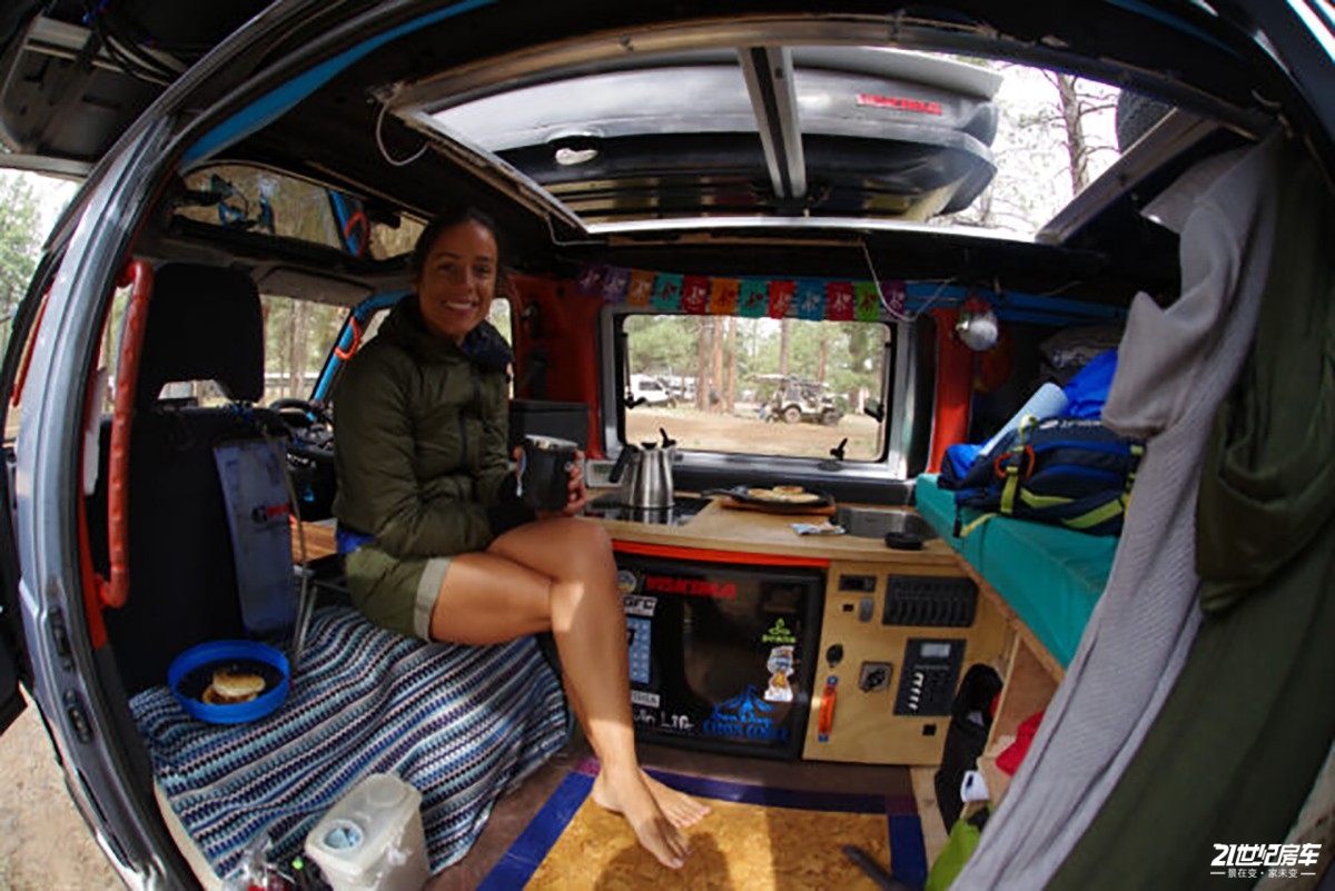 小伙买八手车,小伙买了6米8房车