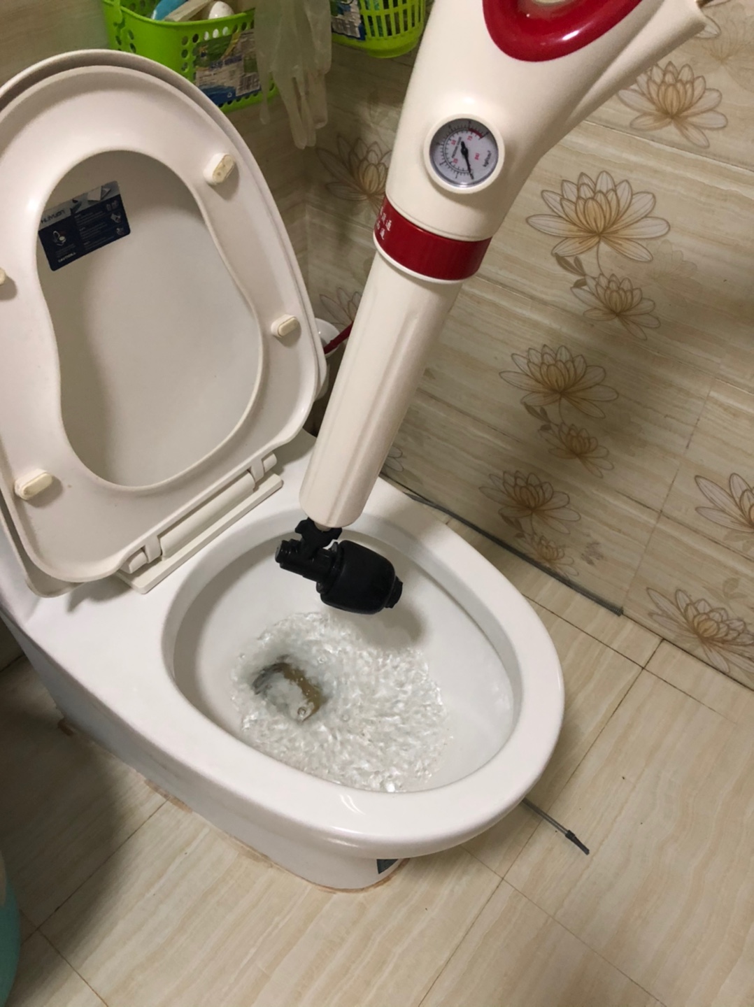 同样是小卫生间，看看人家的马桶边布置，干净利落、清清爽爽