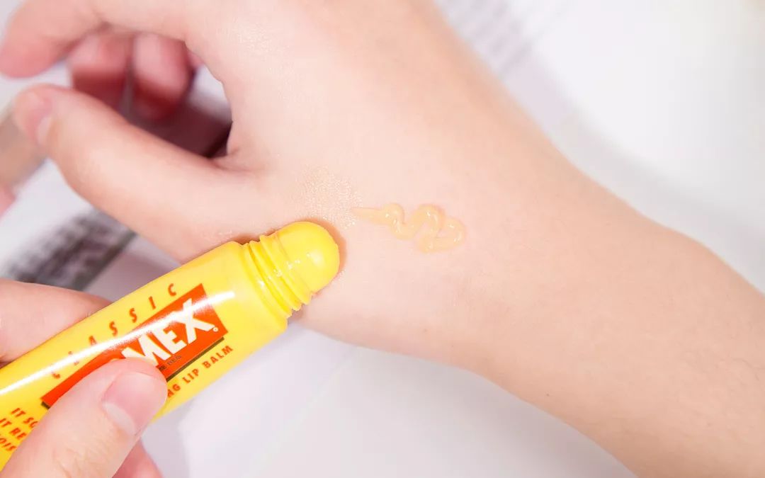 让你的嘴唇滋润一整天,让嘴巴嫩的唇膏