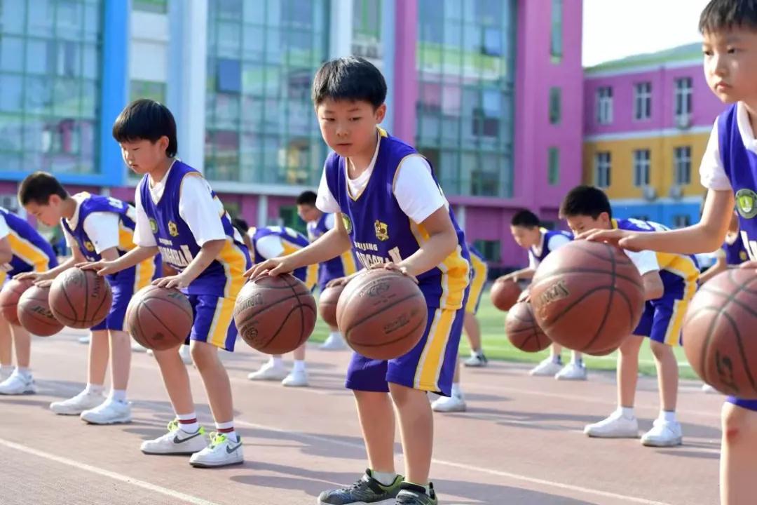 一共有207人参加体操表演,一百多人体育节开场