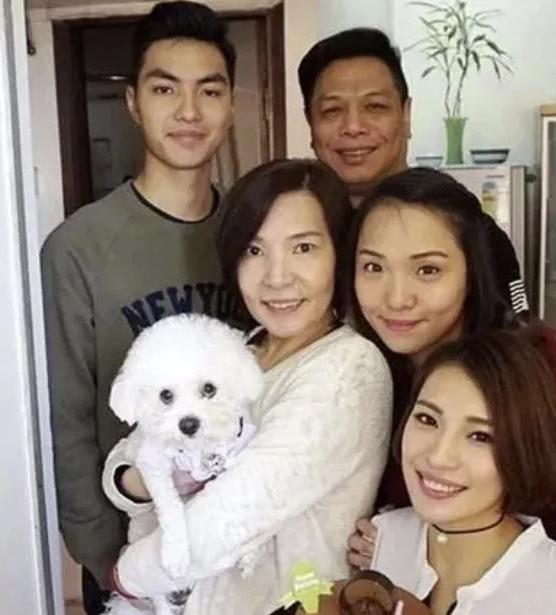 李健仁貌美如花,如花李健仁年轻的时候颜值