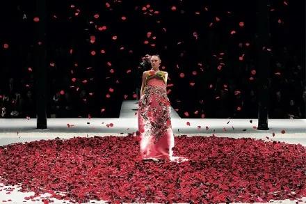 22岁出道28岁成YSL宠儿,意外逝世13年,她仍是资生堂的第一美人