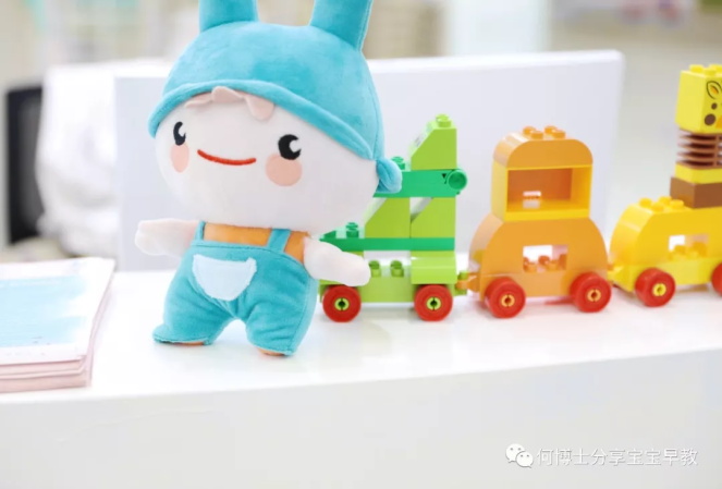 小女孩一边尿一边走路原因,孩子蹲着小便怎么办