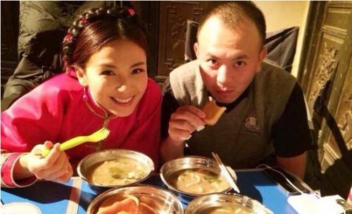 王珂做生意疑亏12亿，再加上父亲去世，刘涛深夜发博引人心疼