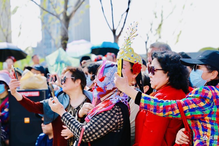 洛阳牡丹广场：*疆新**舞大联欢