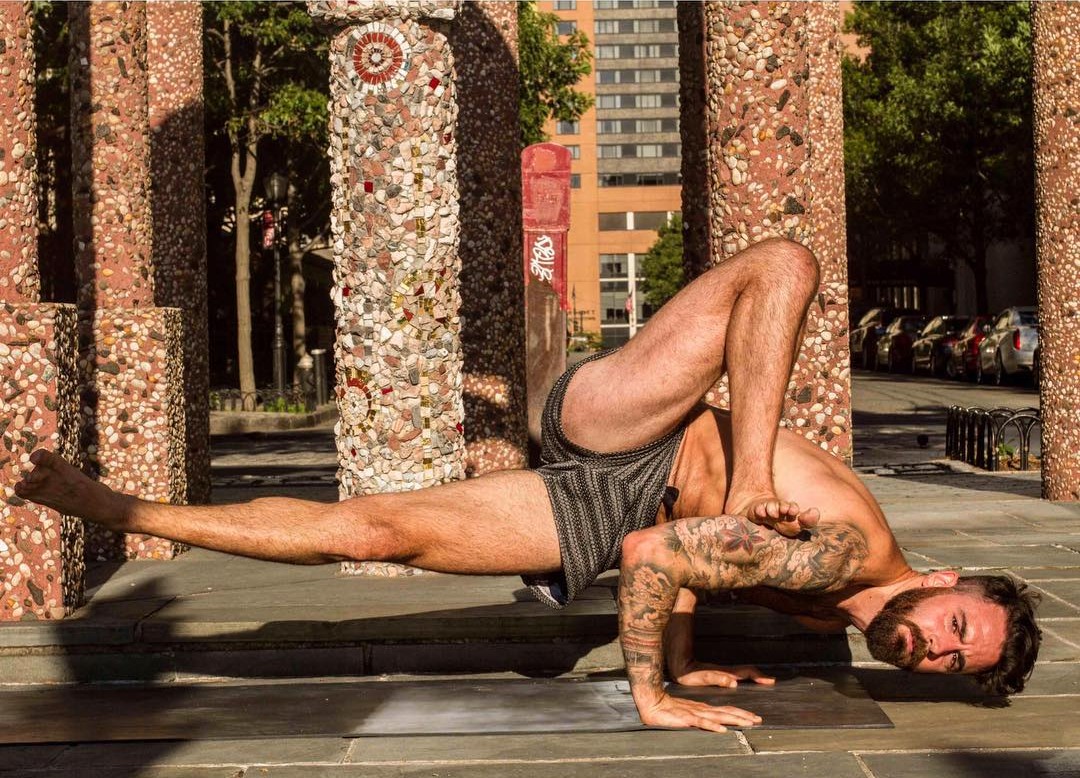 夏天t恤男生穿搭简单,男士夏季t恤穿搭技巧