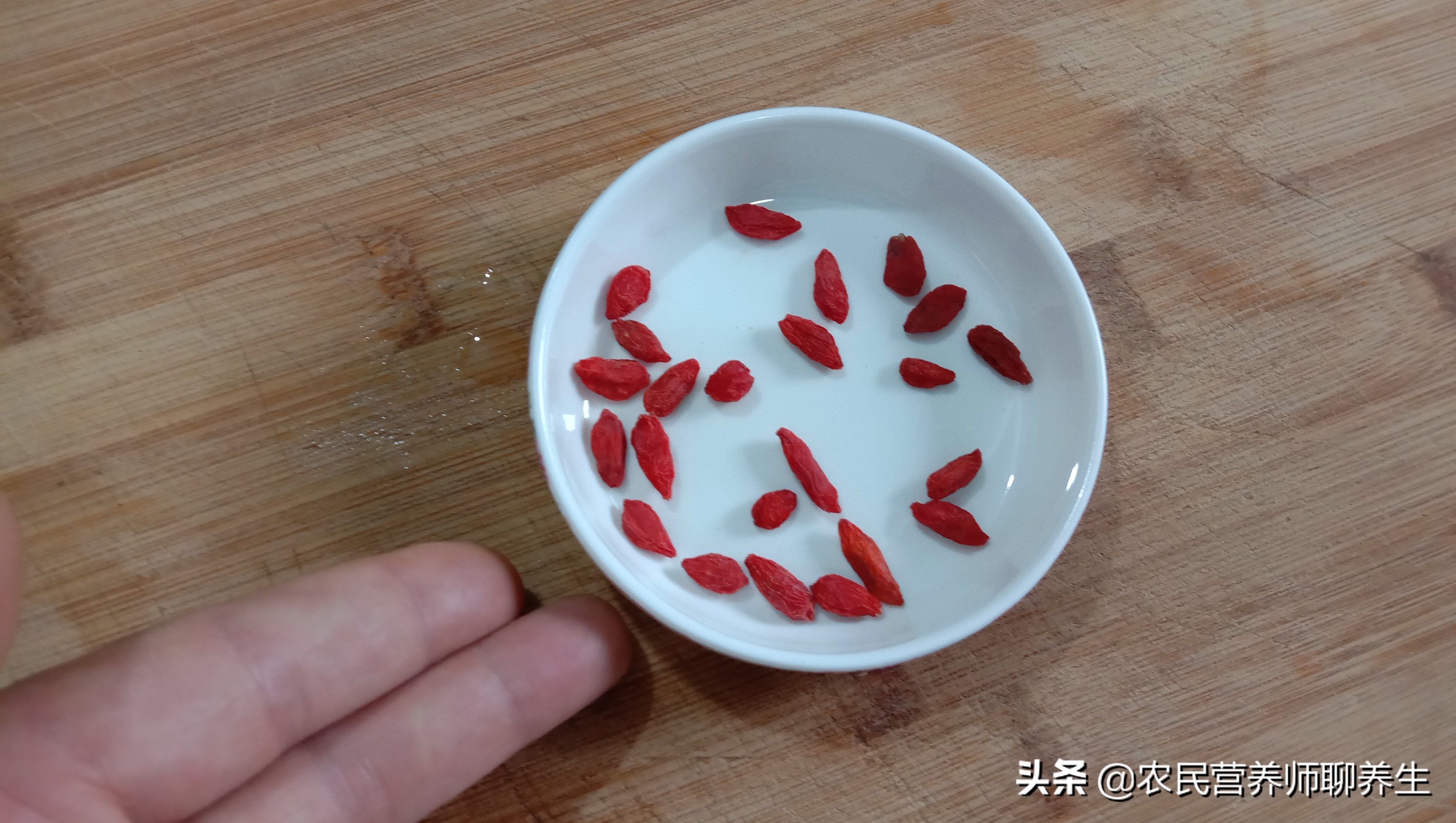 农民叫它“鸡头参”,加枸杞煮水,让爷爷童颜焕发,值得一看