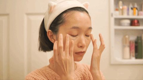 眼霜怎么涂才不白,眼霜不浪费操作步骤