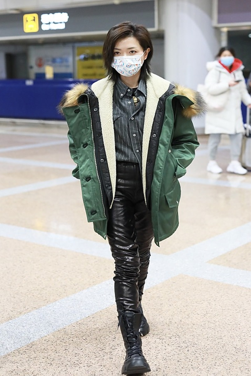 刘诗诗同款橘色冲锋衣穿搭,刘诗诗军绿色背带裙