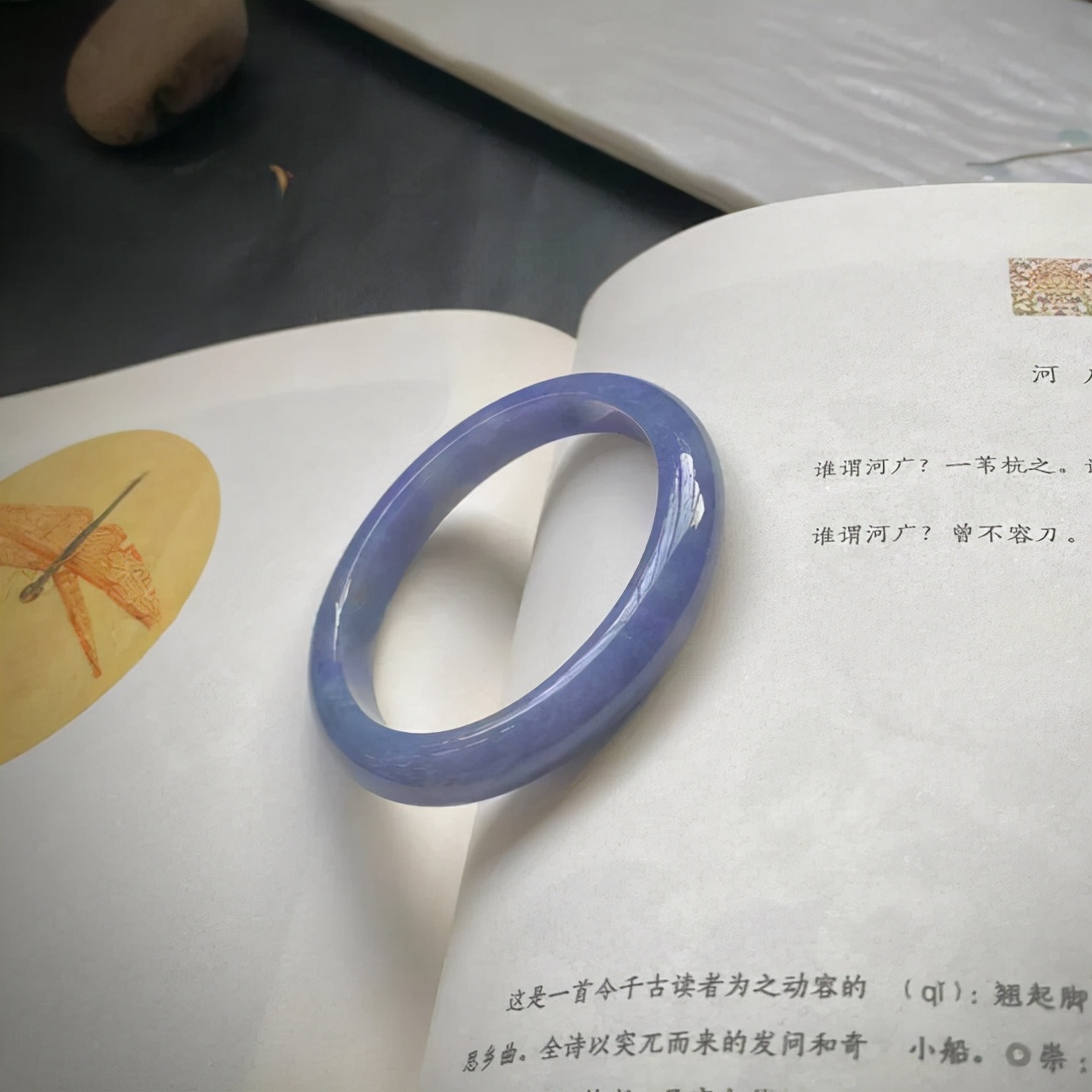 紫罗兰翡翠见光图片,紫色的翡翠都会见光失色吗