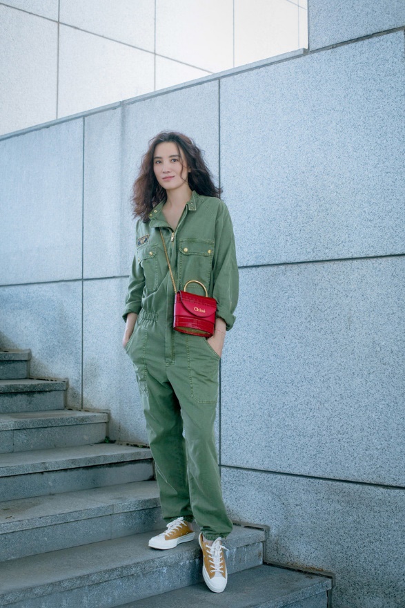 初秋降温太快,关晓彤服装秋冬穿搭