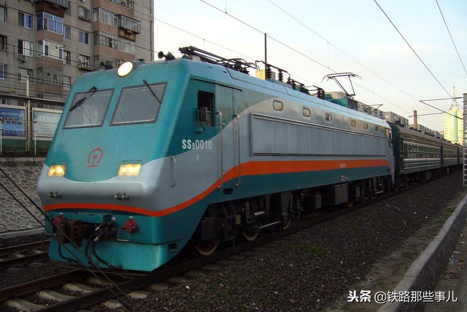 韶山ss9型电力机车夜晚进站,韶山SS9型准高速电力机车