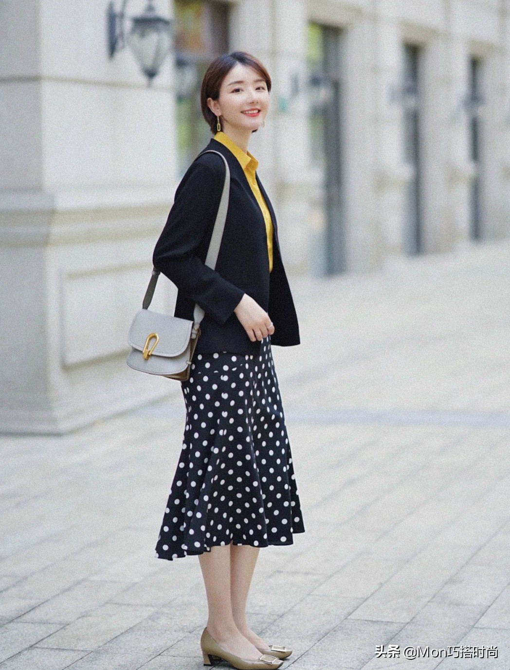 今夏“回头率”超高的穿法：膝下裙+低跟鞋、连衣裙+平头鞋，好美