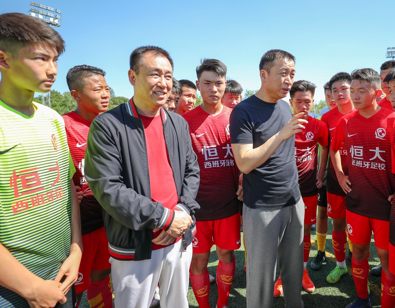 许家印谈恒大足球,许家印马德里探球
