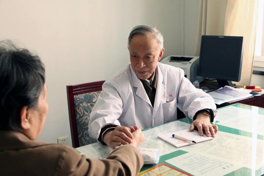 【老少携手讲好我与*党**的故事】聆听全国名中医危北海教授与*党**的故事