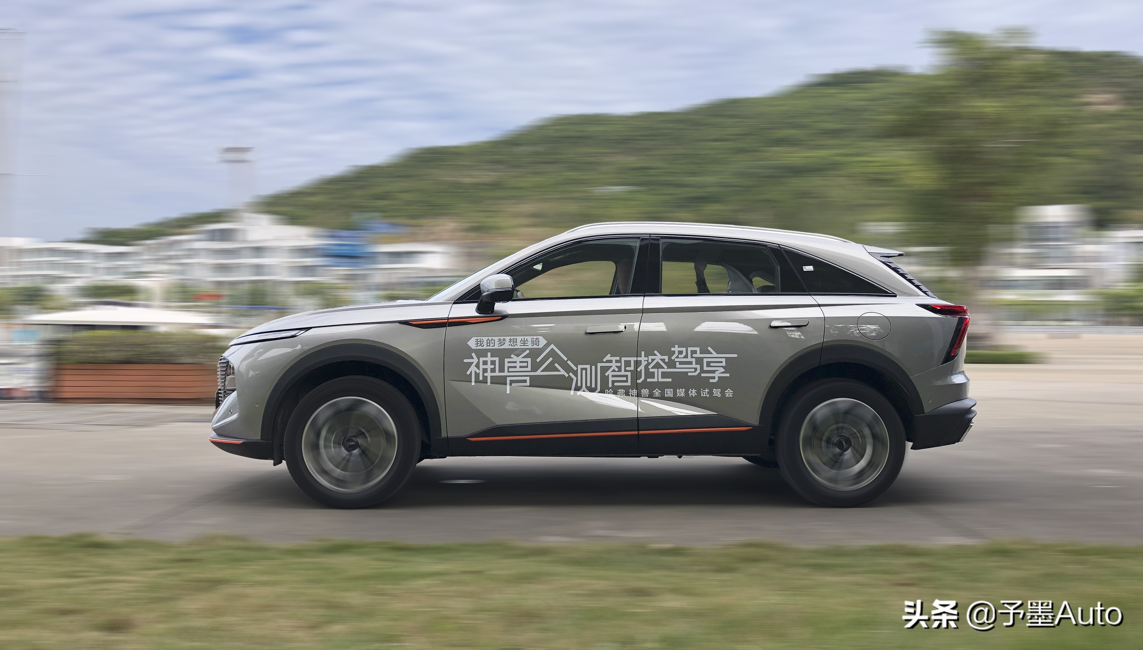 哈弗与神兽共舞,和神兽亲密互动视频