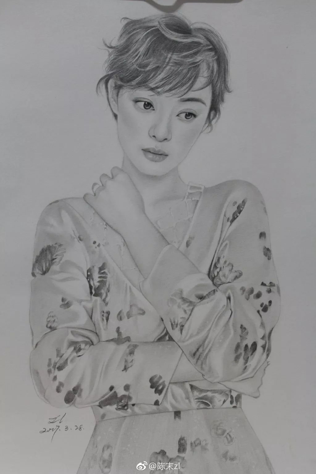 大学没毕业，95后妹纸用一支铅笔就撩到了范冰冰！这...