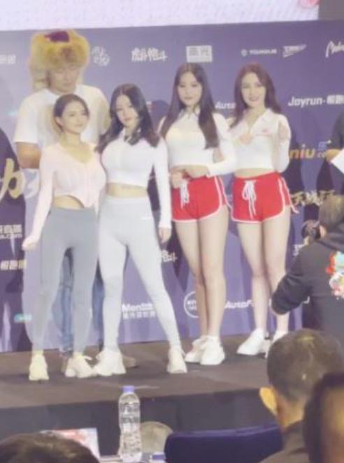 “足球宝贝”摔角来真的？小野马赛前猛扇古阿扎，肉搏战谁更强