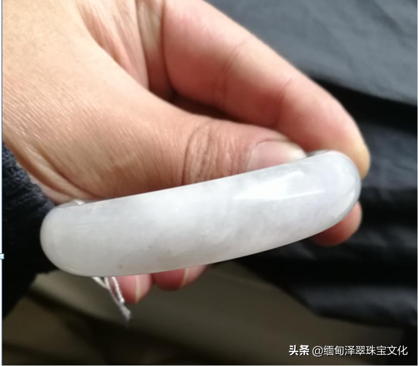 还在纠结选什么颜色,翡翠的棉纹跟裂的区别