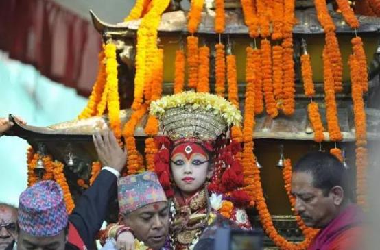 尼泊尔“活女神”双脚不能沾地，初潮就退位，无人敢娶